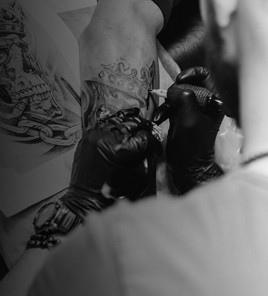 image-7 Artista de Cancún realizando un tatuaje realista en el brazo de un cliente con tintas de alta calidad.