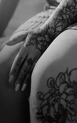 tattoo-ink-mexico Temporary body designs and mini tattoos applied to fingers.