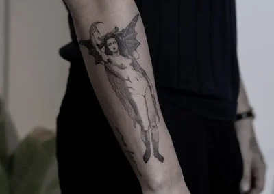 Tatuaje de mujer demonio hecho en el brazo