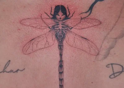 Tatuaje de criatura mágica de insecto