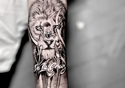 Tatuaje de león salvaje y guerrero