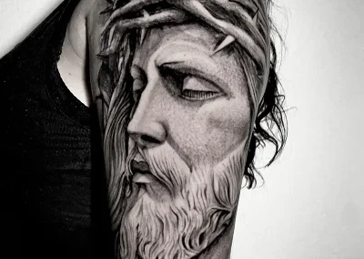 Tatuaje de Cristo con tinte blanco y negro