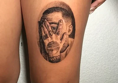 Tatuaje de persona realista con detalles de puntos.