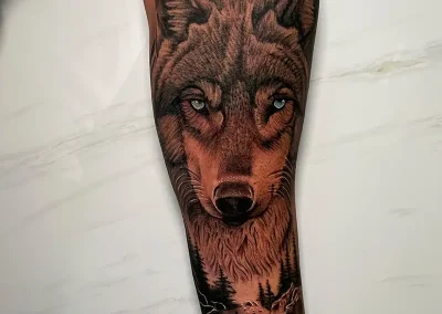 Tatuaje de lobo místico y detalles en el bosque.