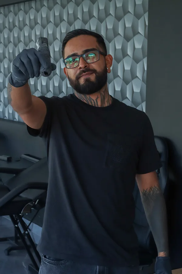 Ubaldo, tatuador en Cancún, parte del talentoso equipo de Ink Society Studio